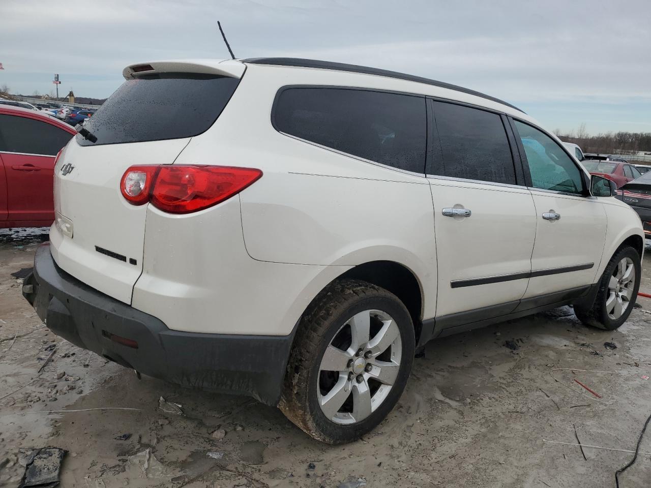 2011 CHEVROLET TRAVERSE L - Image 3