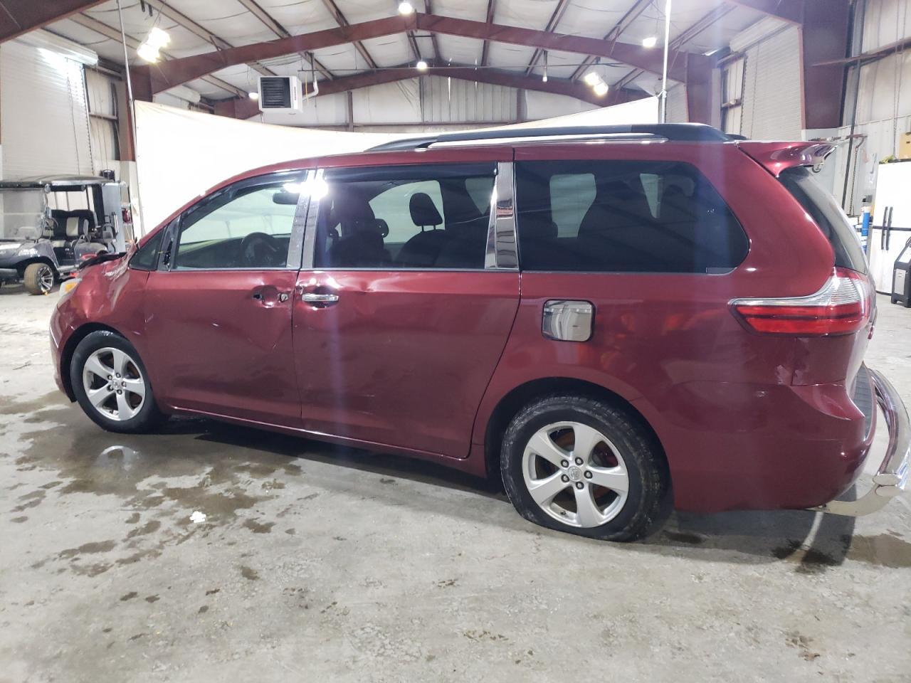 2015 TOYOTA SIENNA LE - Фото 2