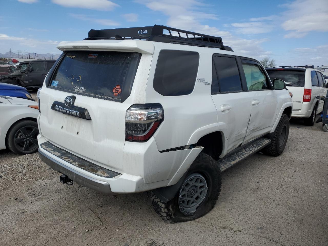 2022 TOYOTA 4RUNNER SR - Фото 3