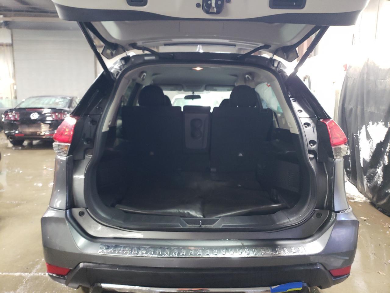 2017 NISSAN ROGUE SV - Image 6