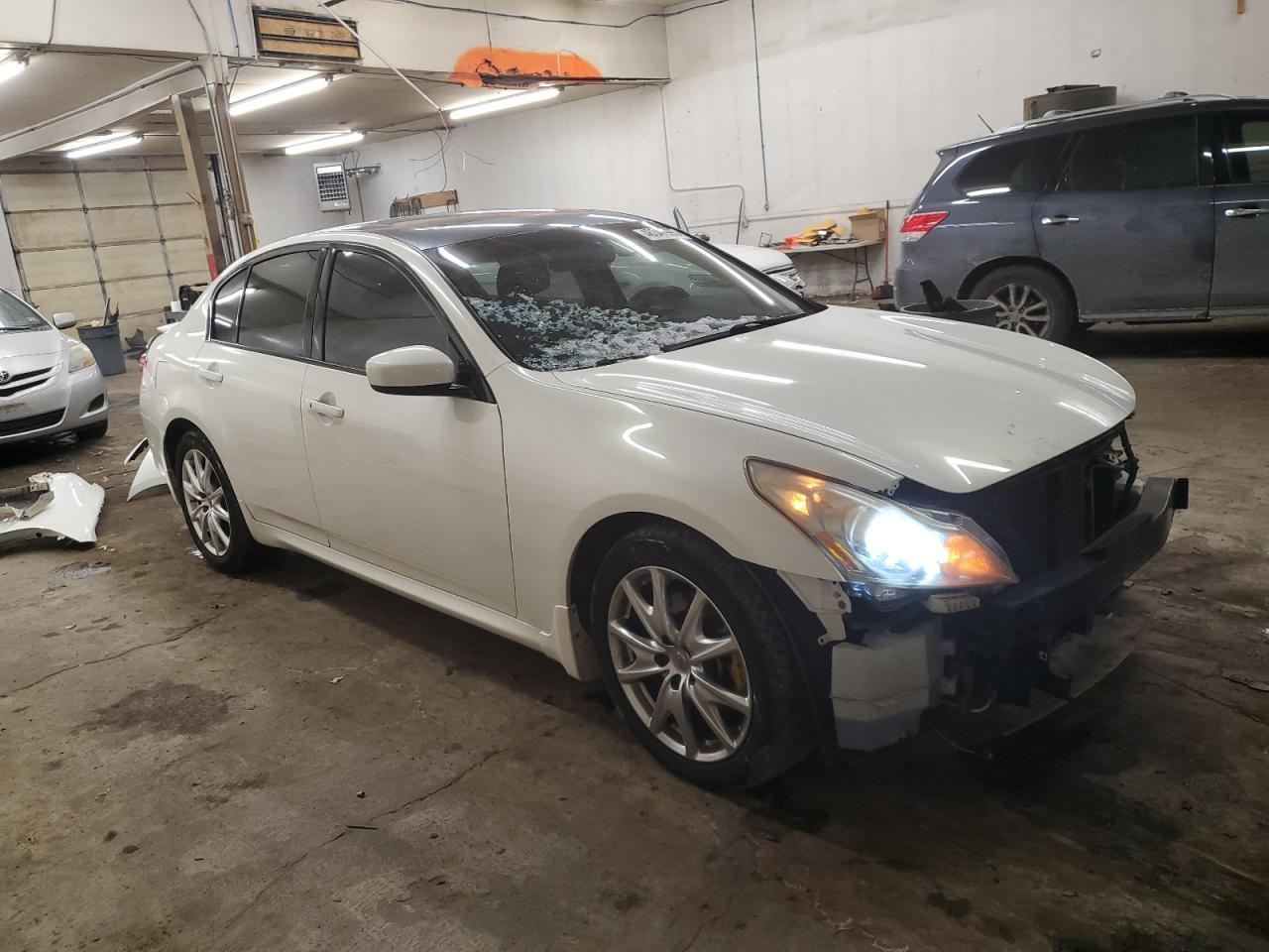 2011 INFINITI G37 - Image 4