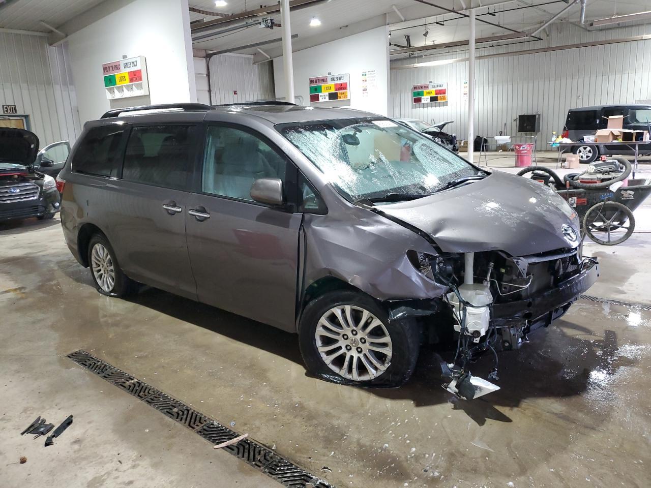 2015 TOYOTA SIENNA XLE - Фото 4
