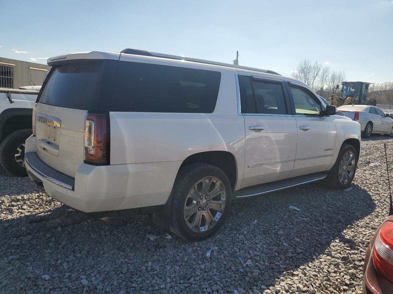 2016 GMC YUKON XL D - Фото 3