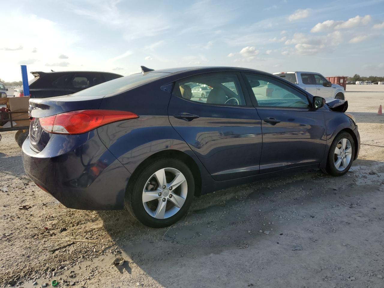 2013 HYUNDAI ELANTRA GL - Image 3