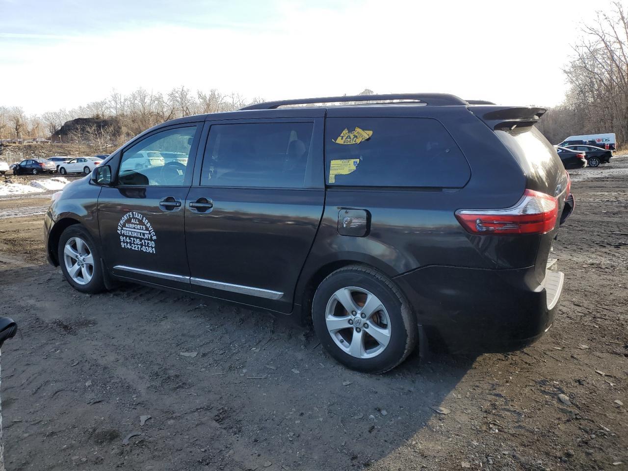 2015 TOYOTA SIENNA LE - Image 2