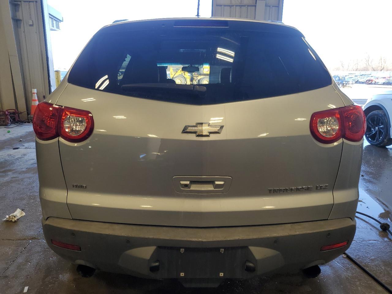 2011 CHEVROLET TRAVERSE L - Фото 6