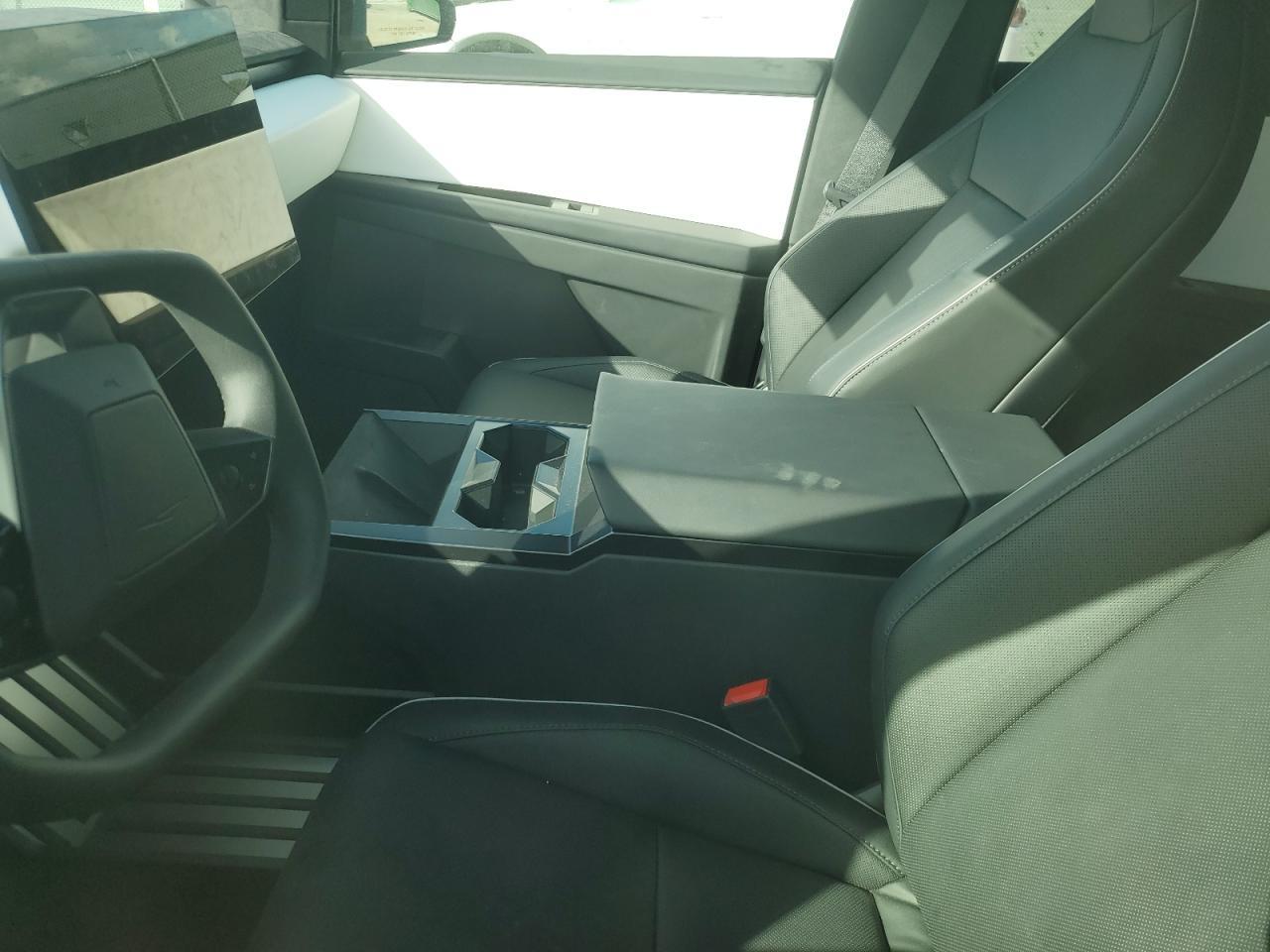 2024 TESLA CYBERTRUCK - Image 7