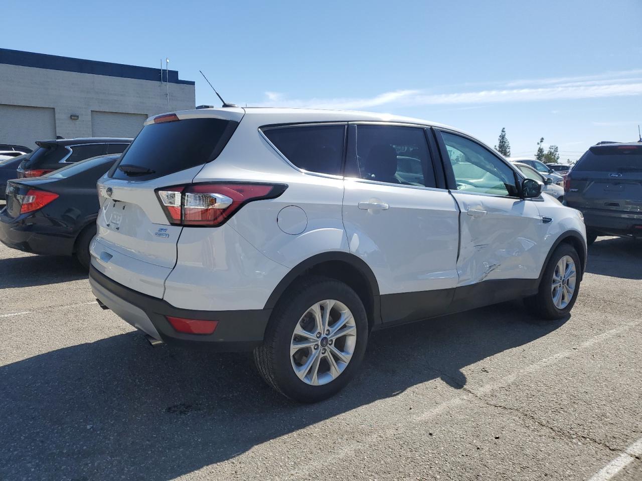 2017 FORD ESCAPE SE - Фото 3