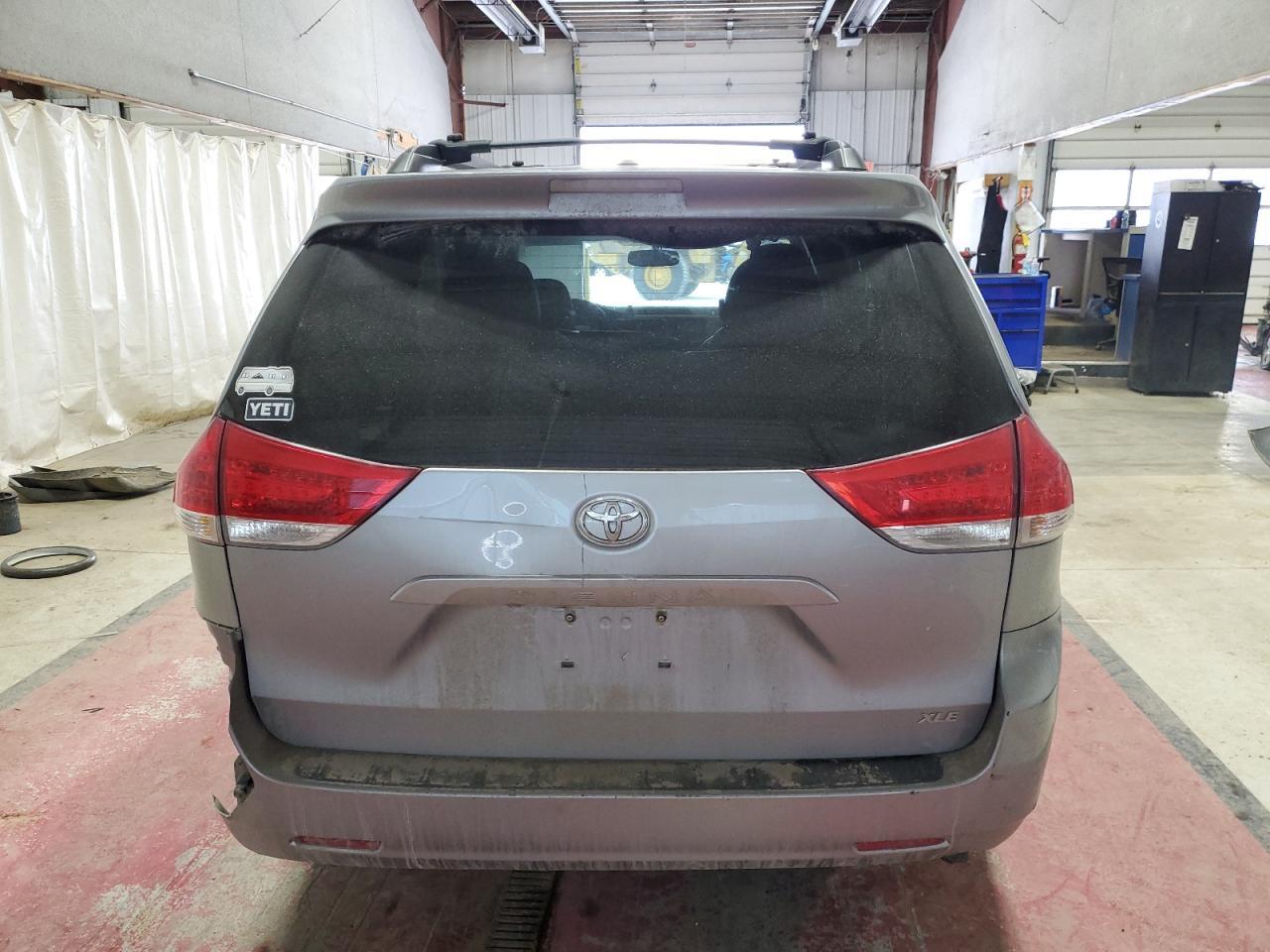 2013 TOYOTA SIENNA XLE - Image 6