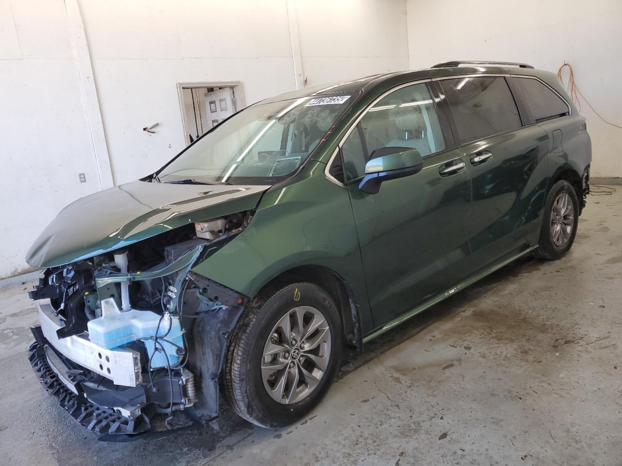 2023 TOYOTA SIENNA XLE