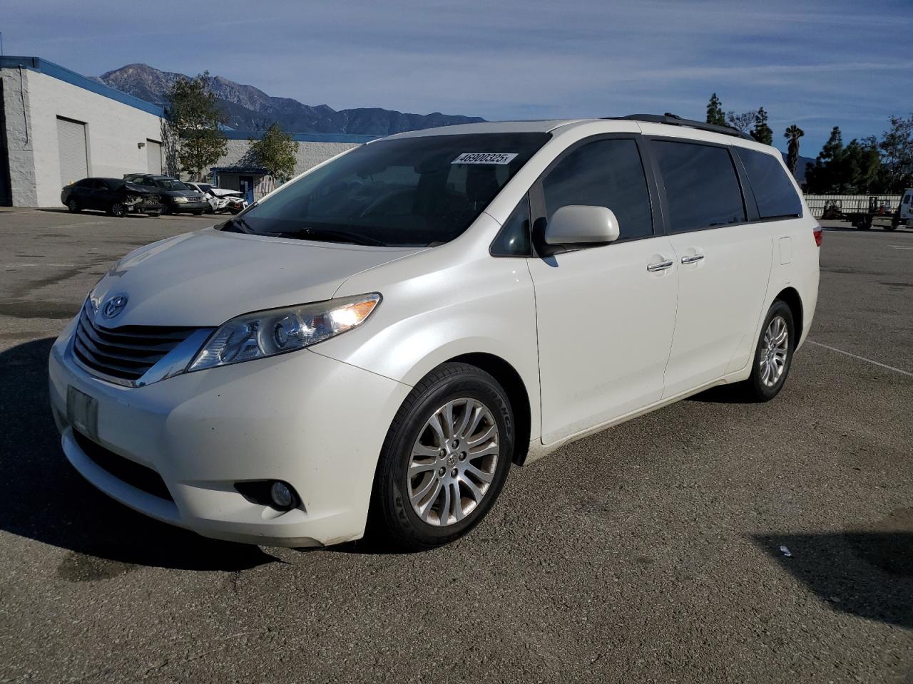 2015 TOYOTA SIENNA XLE