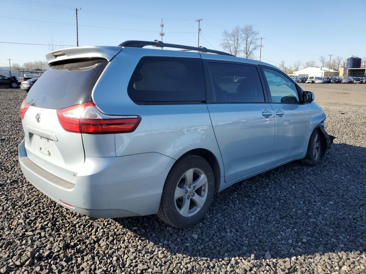 2015 TOYOTA SIENNA LE - Фото 3