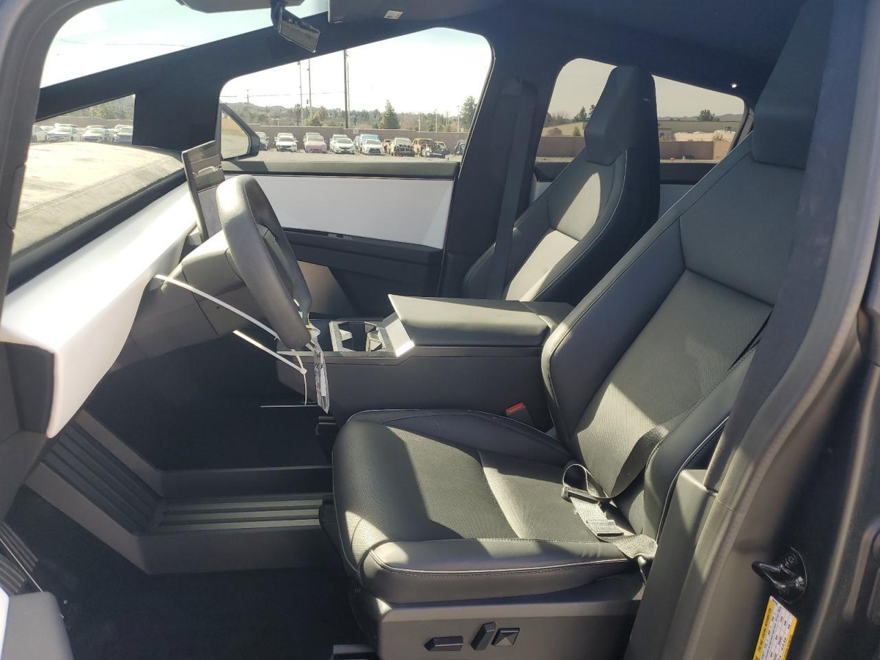 2024 TESLA CYBERTRUCK - Image 7