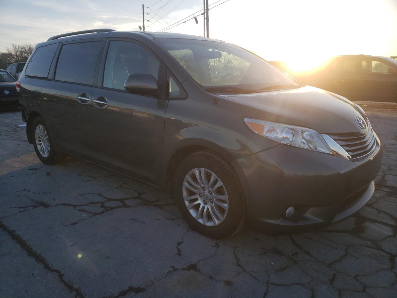 2013 TOYOTA SIENNA XLE - Фото 4