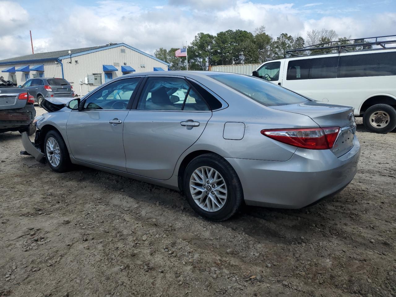 2017 TOYOTA CAMRY LE - Фото 2