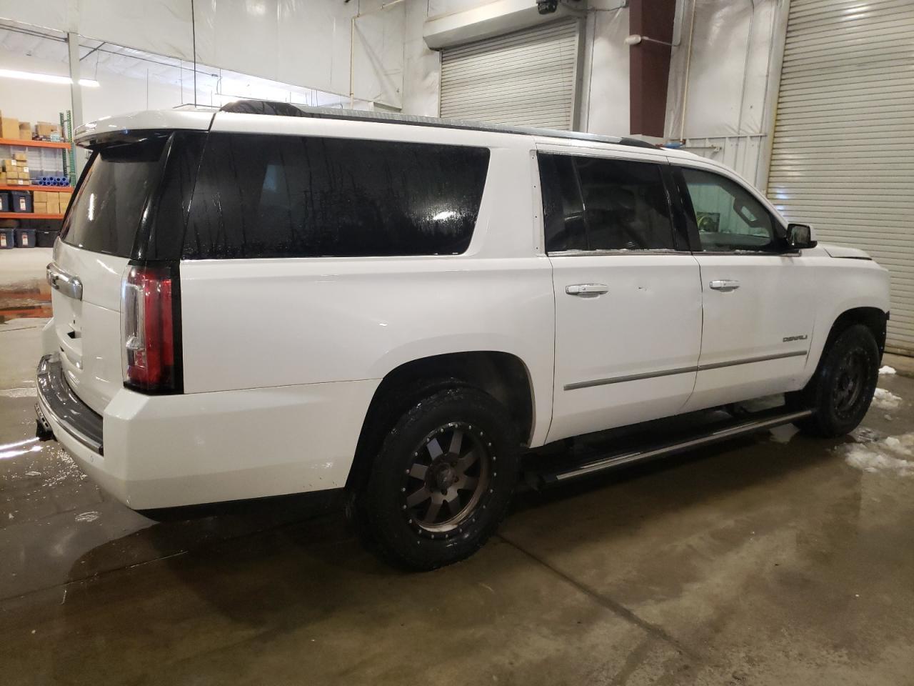 2016 GMC YUKON XL D - Фото 3