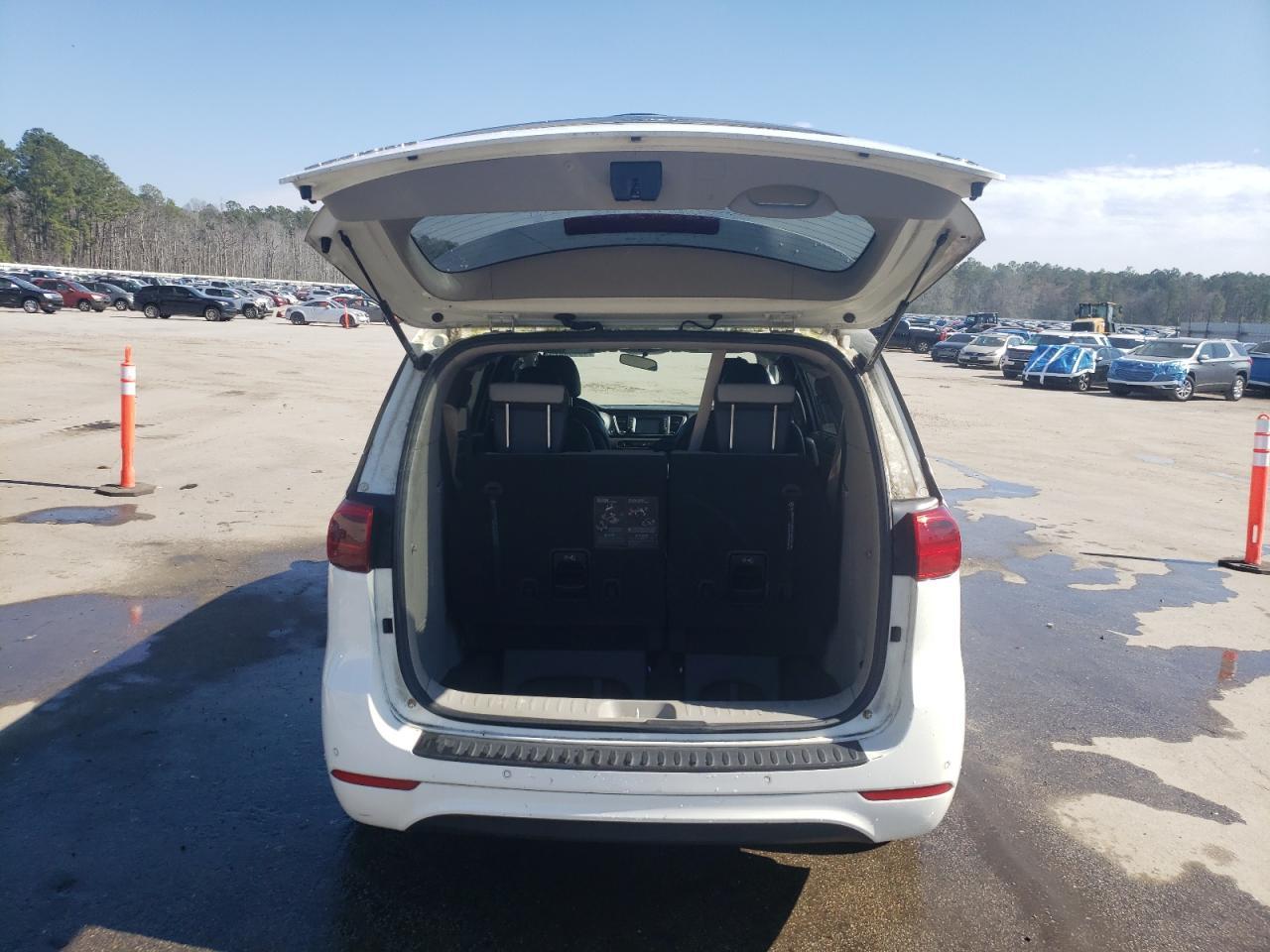 2017 KIA SEDONA LX - Image 6