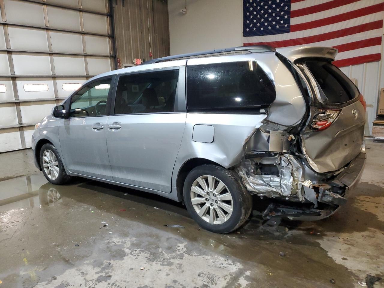 2015 TOYOTA SIENNA LE - Фото 2