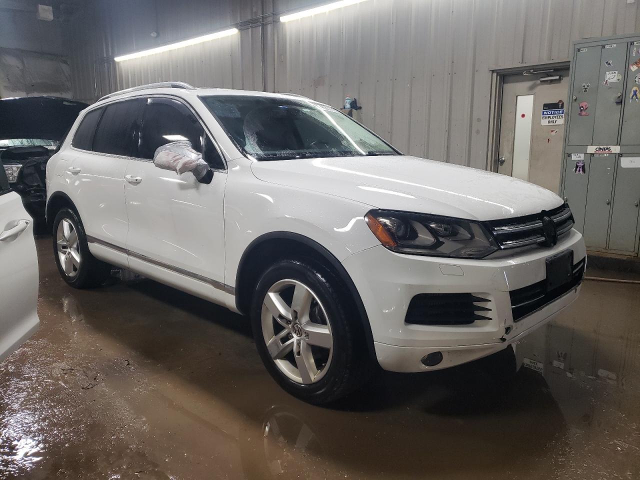 2013 VOLKSWAGEN TOUAREG V6 - Image 4
