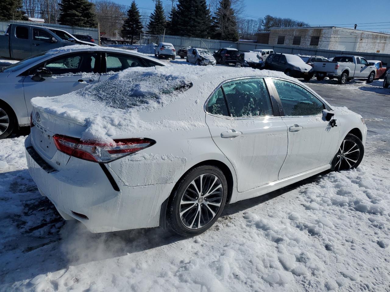 2020 TOYOTA CAMRY SE - Фото 3