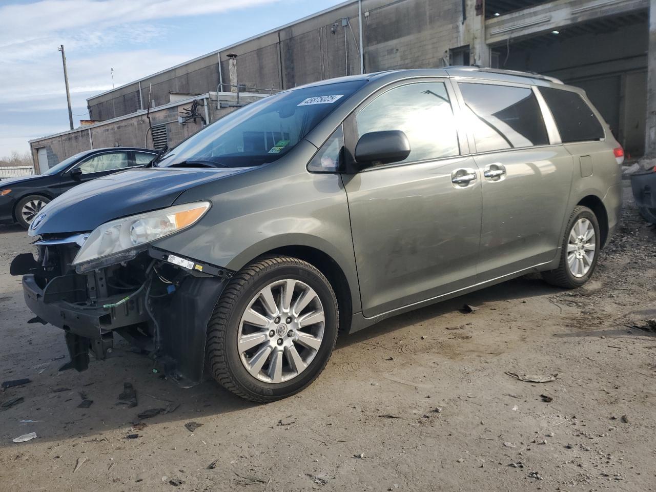 2011 TOYOTA SIENNA XLE