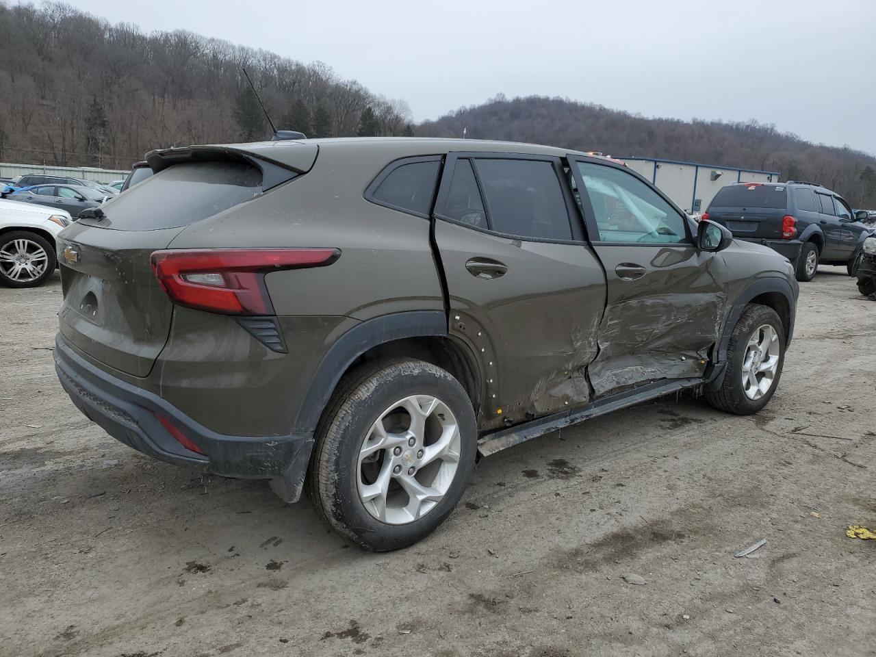 2024 CHEVROLET TRAX LS - Image 3