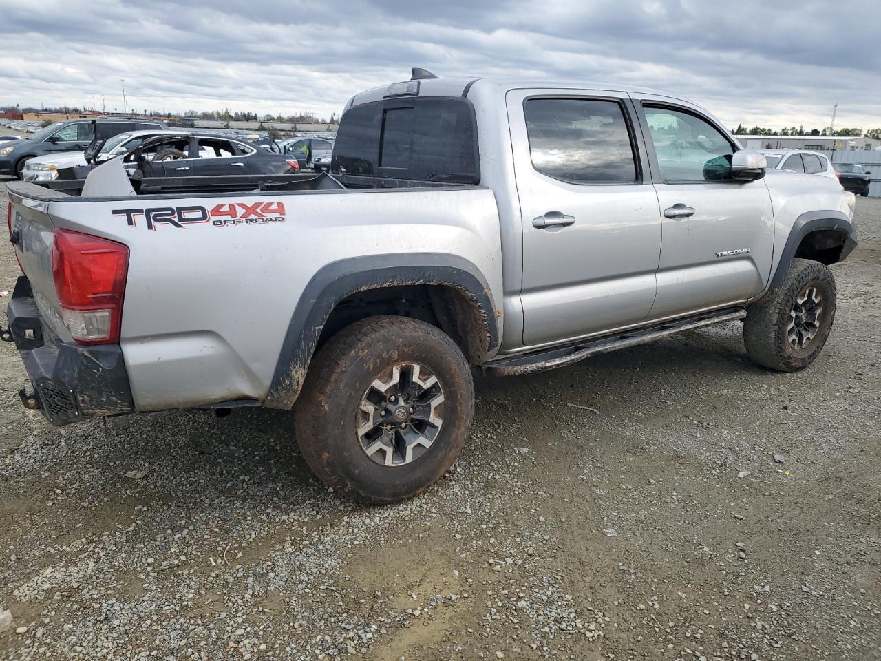 2017 TOYOTA TACOMA DOU - Фото 3