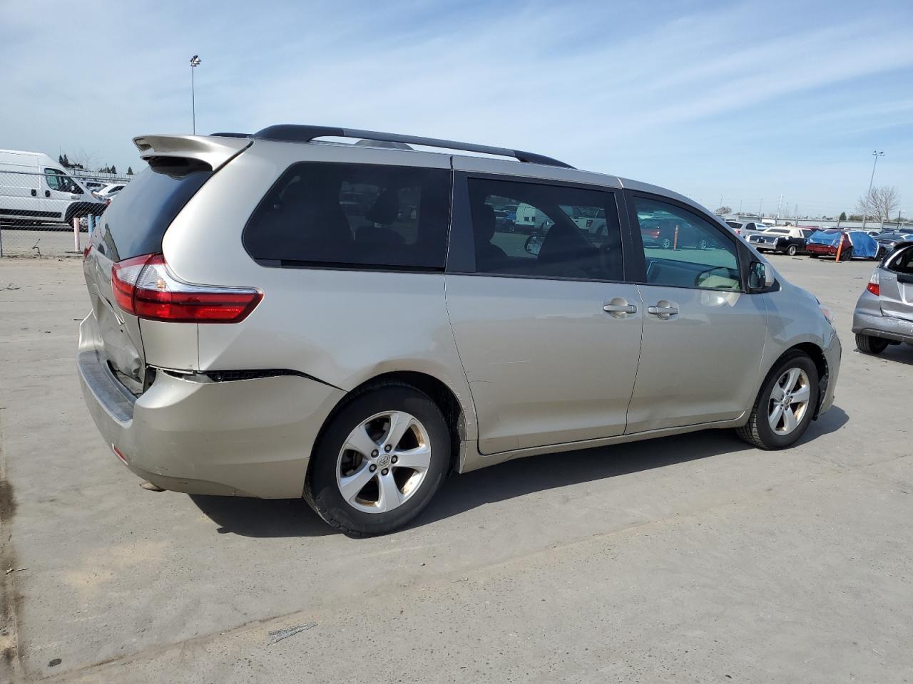 2015 TOYOTA SIENNA LE - Фото 3