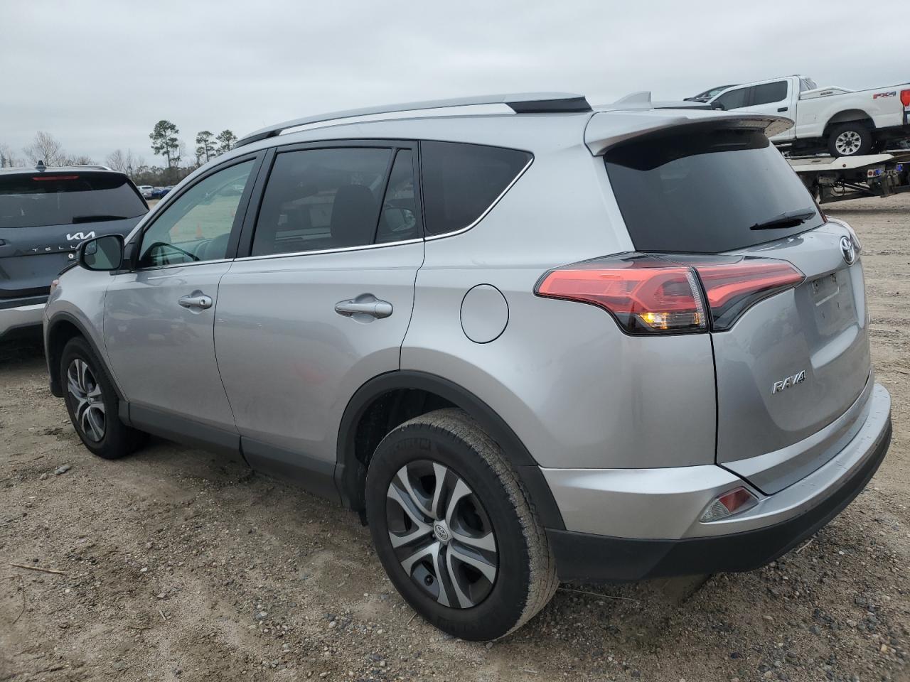 2017 TOYOTA RAV4 LE - Фото 2
