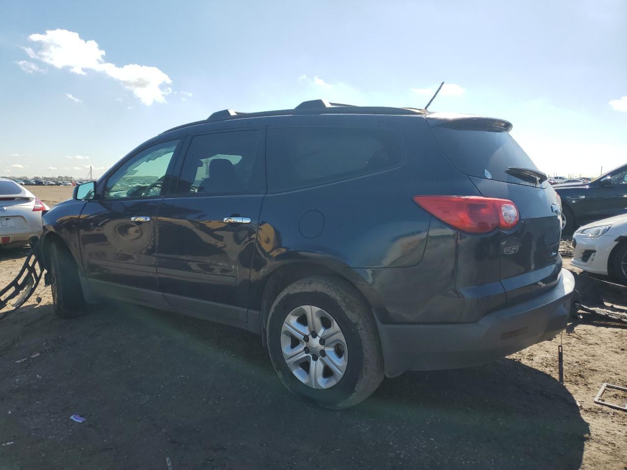 2011 CHEVROLET TRAVERSE L - Image 2