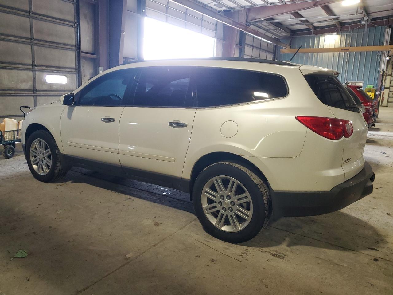 2011 CHEVROLET TRAVERSE L - Image 2