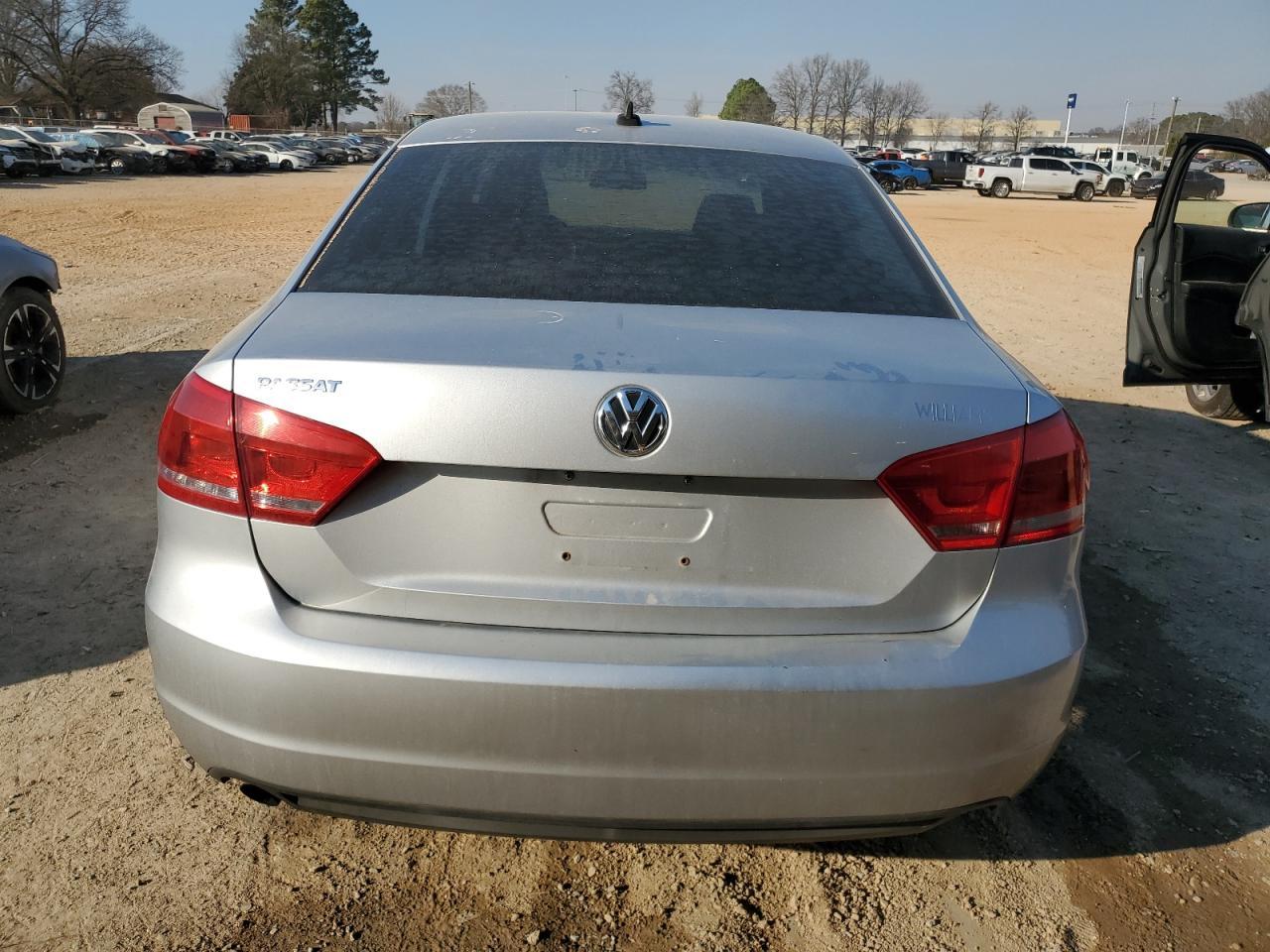 2014 VOLKSWAGEN PASSAT S - Image 6