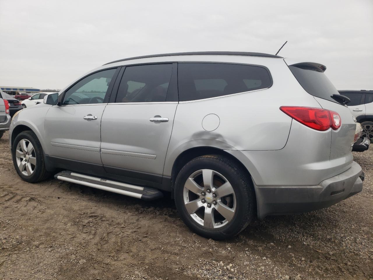 2011 CHEVROLET TRAVERSE L - Фото 2