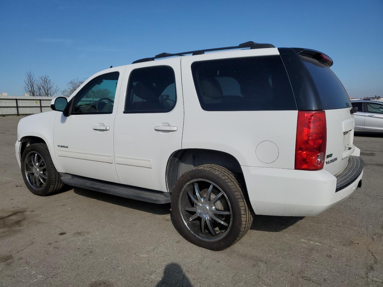 2012 GMC YUKON SLE - Image 2