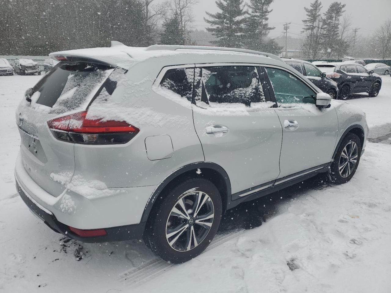 2017 NISSAN ROGUE SV - Фото 3