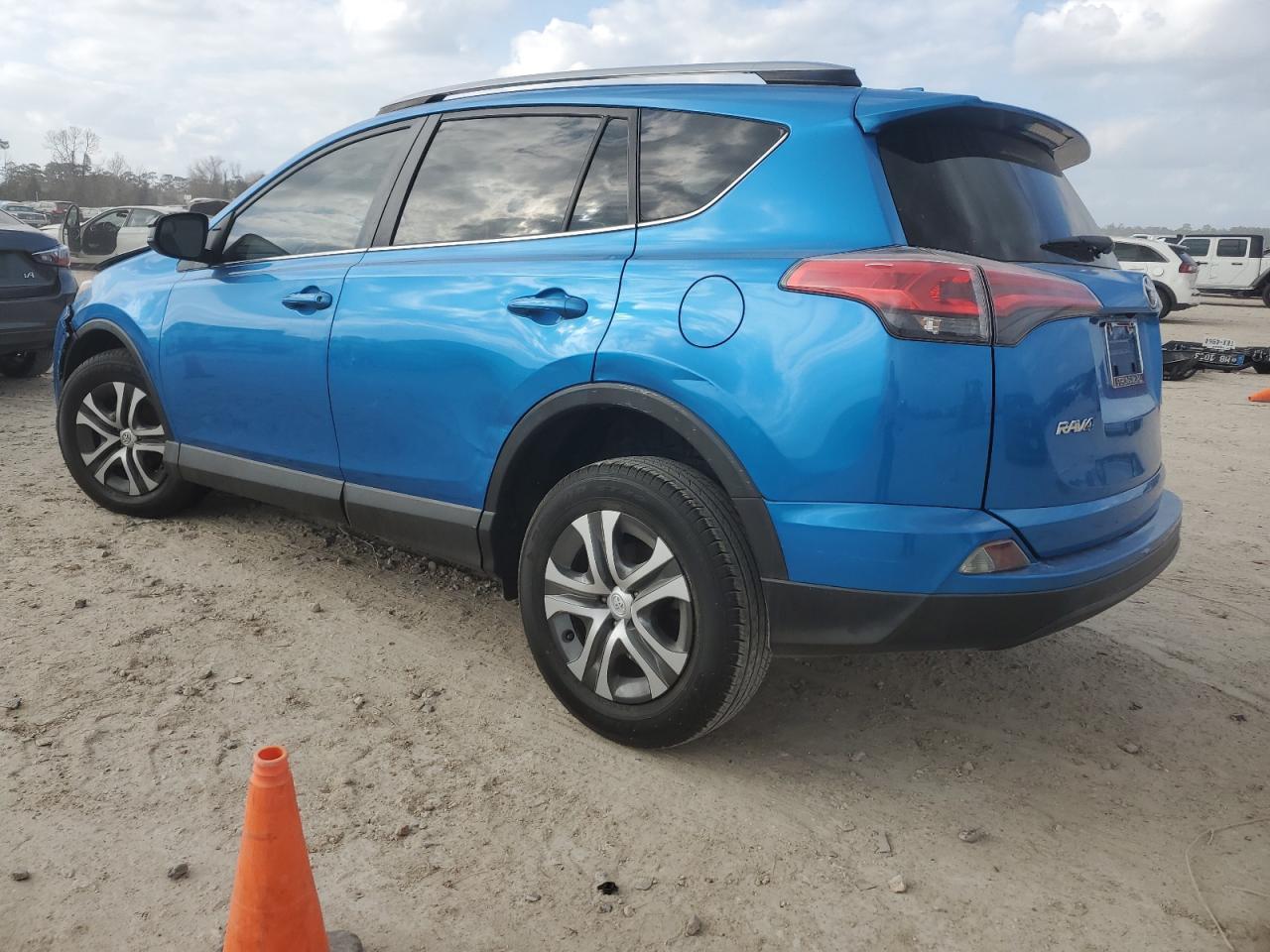 2017 TOYOTA RAV4 LE - Фото 2