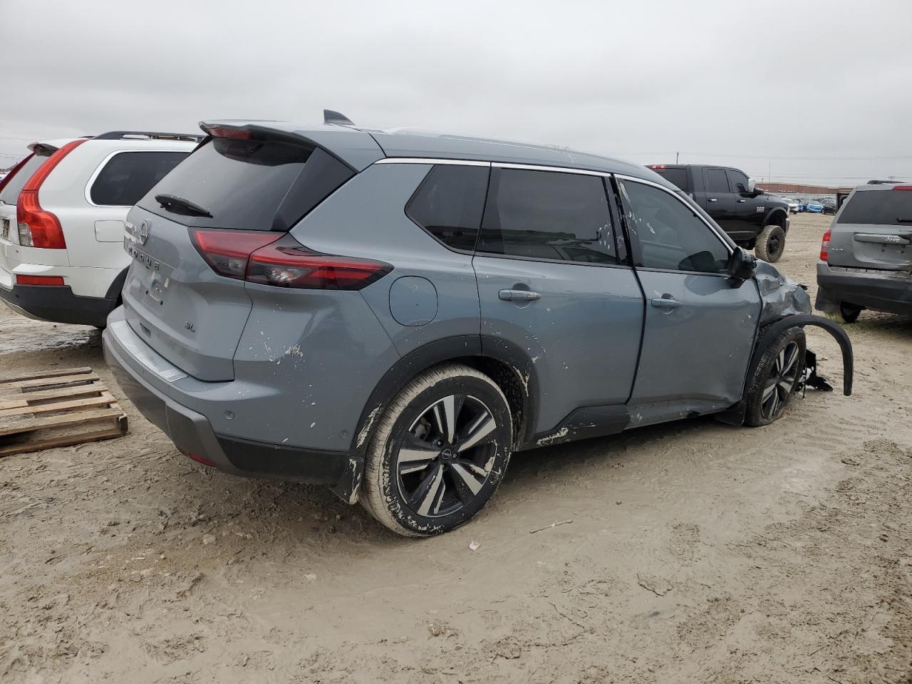 2024 NISSAN ROGUE SL - Image 3