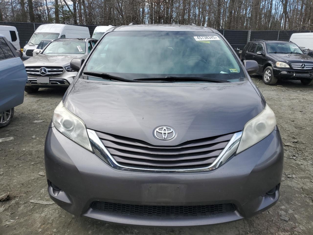 2015 TOYOTA SIENNA LE - Фото 5