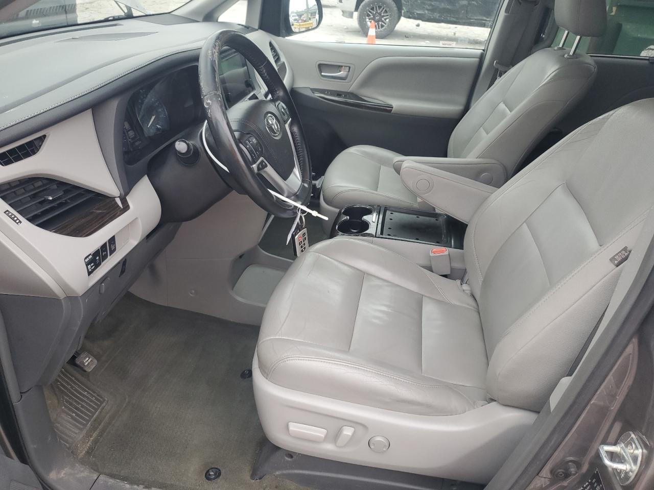 2015 TOYOTA SIENNA XLE - Фото 7