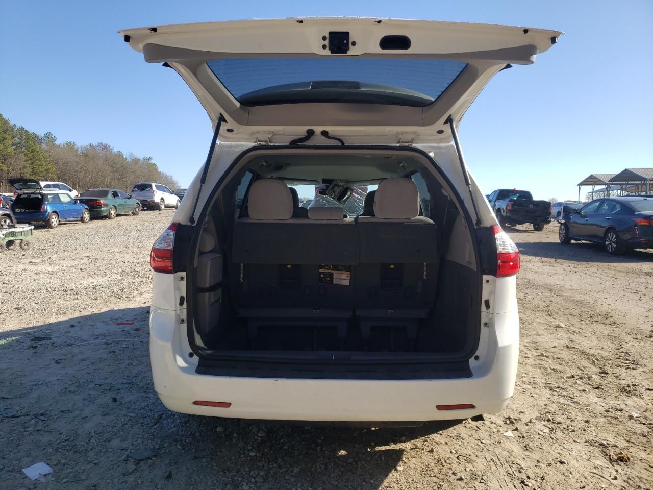 2019 TOYOTA SIENNA LE - Фото 6