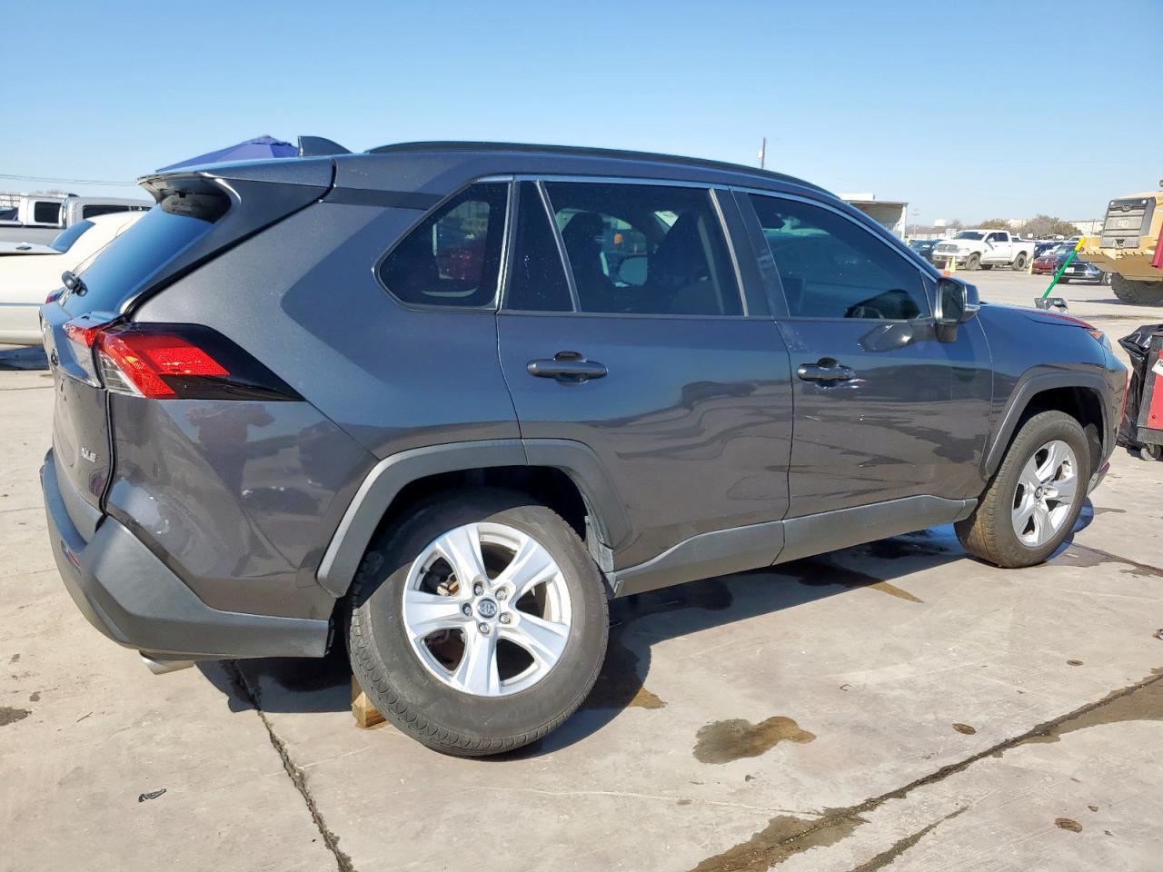2020 TOYOTA RAV4 XLE - Фото 3