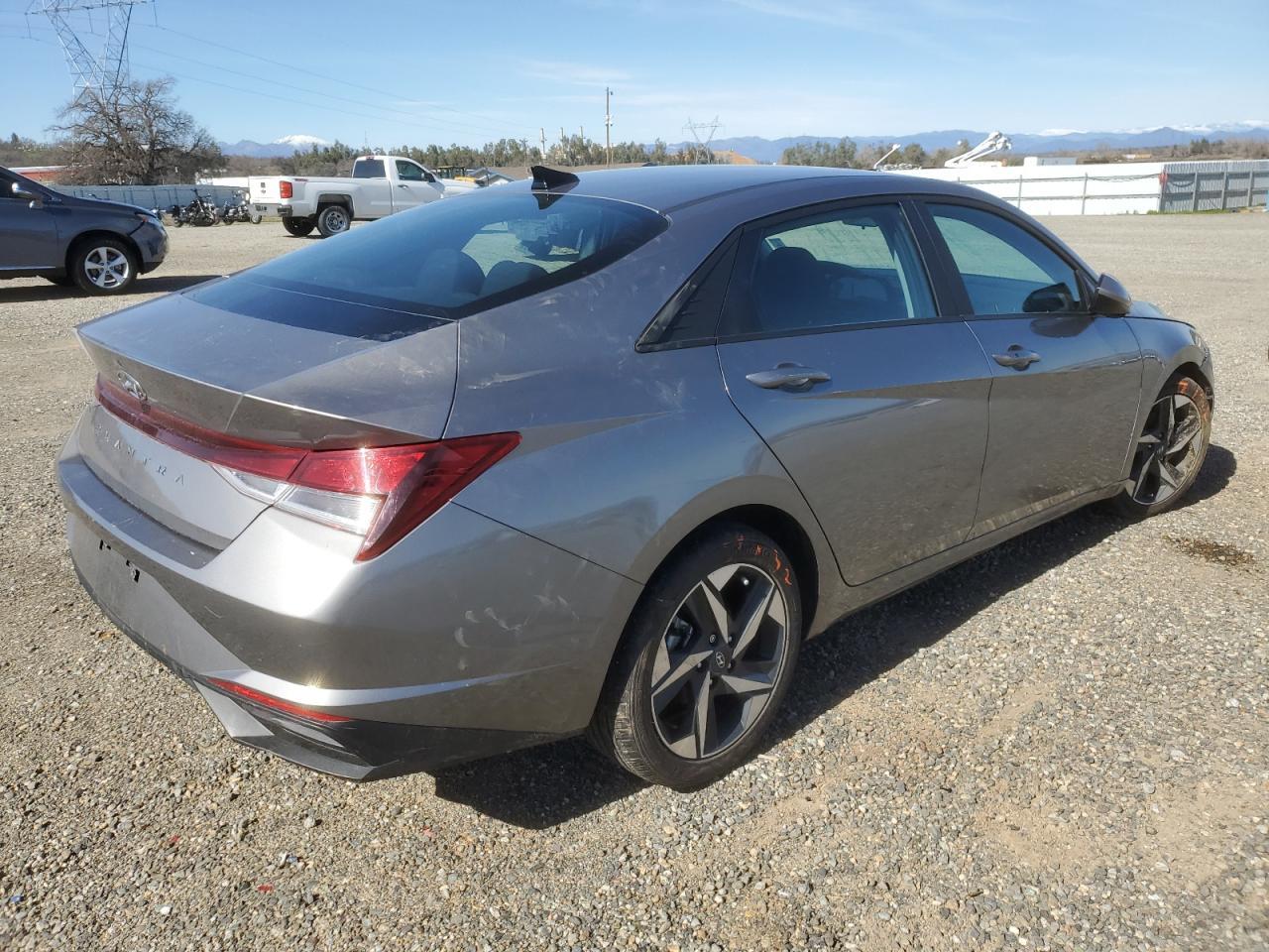 2023 HYUNDAI ELANTRA SE - Image 3