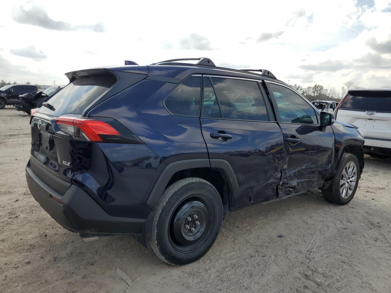 2024 TOYOTA RAV4 XLE P - Фото 3