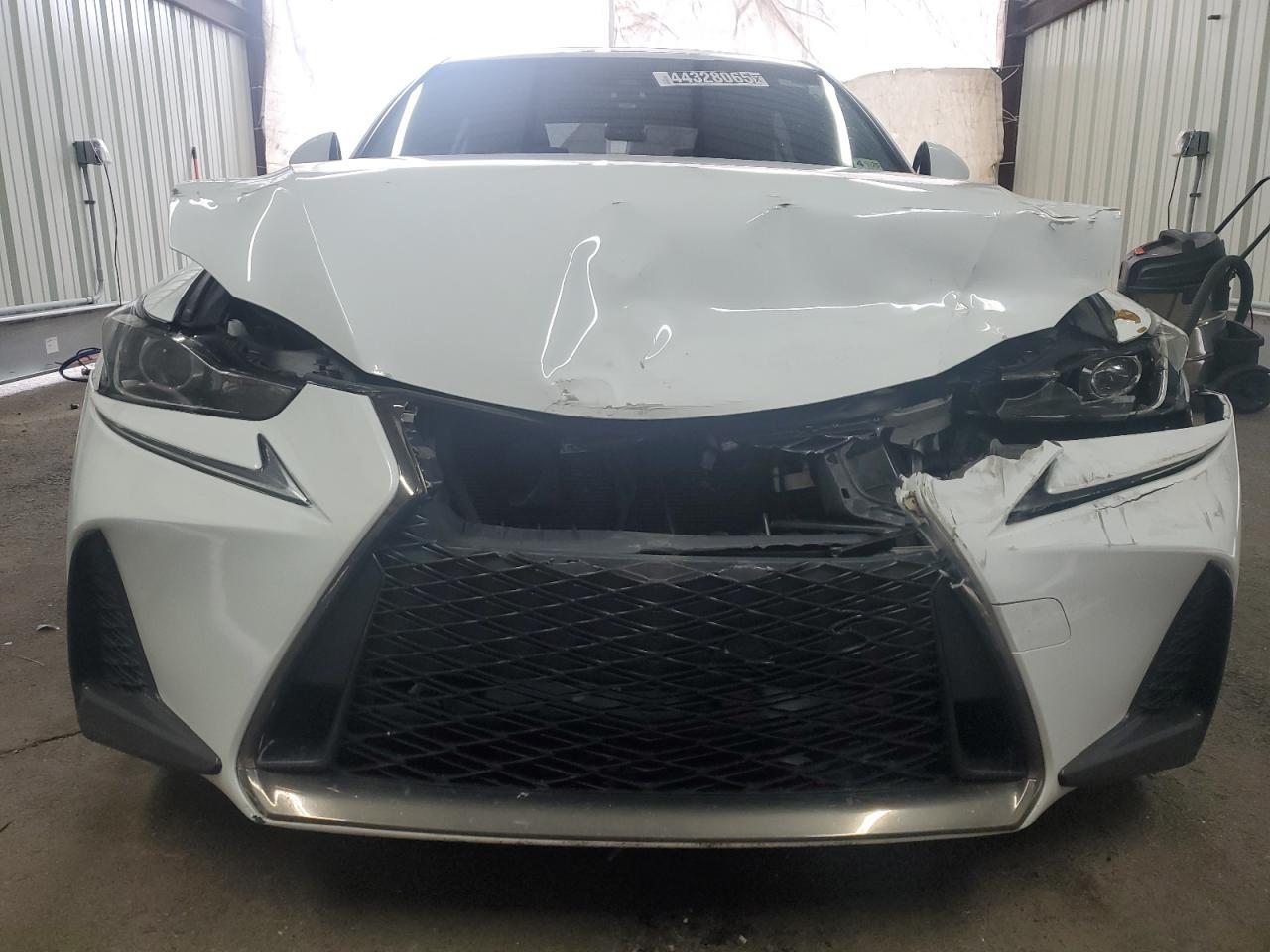 2017 LEXUS IS 200T - Image 5
