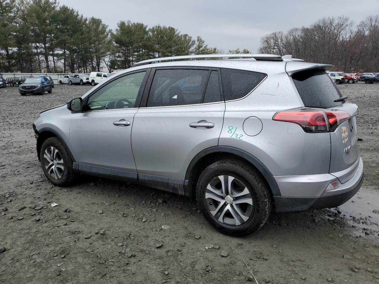 2018 TOYOTA RAV4 LE - Фото 2