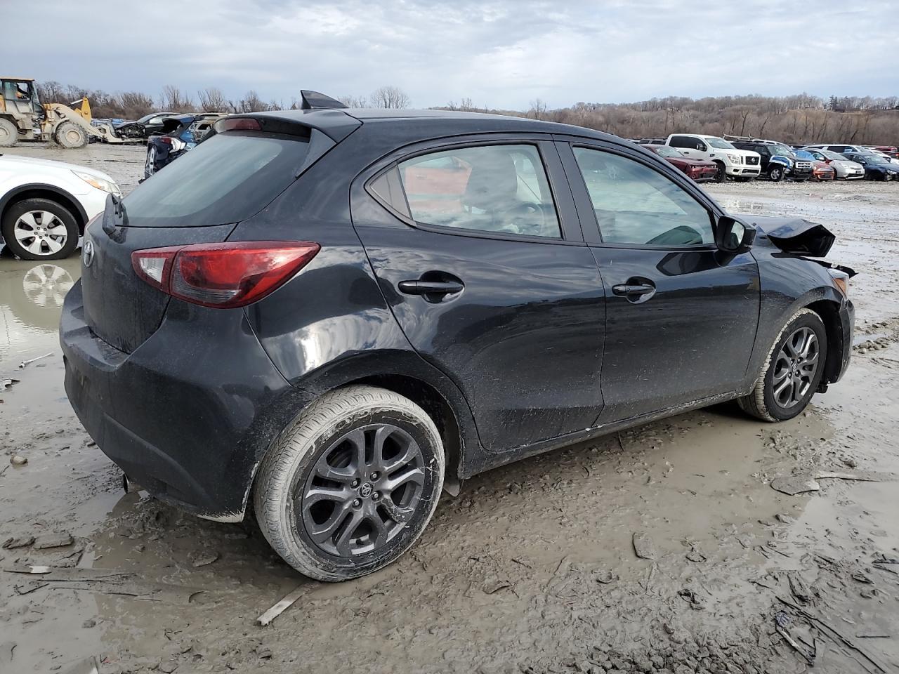 2020 TOYOTA YARIS LE - Фото 3