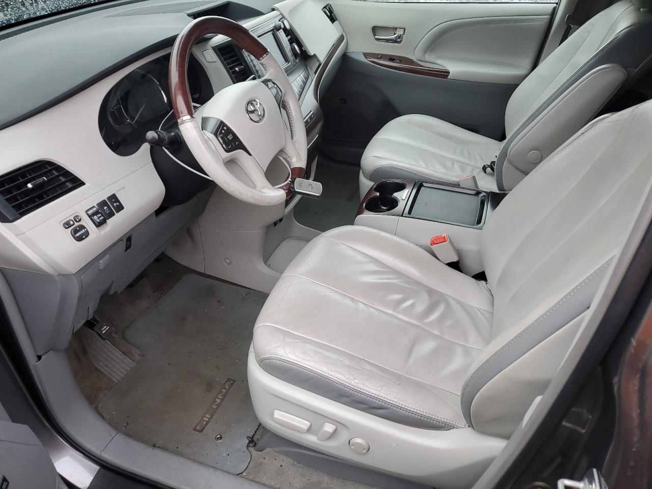 2011 TOYOTA SIENNA XLE - Image 7