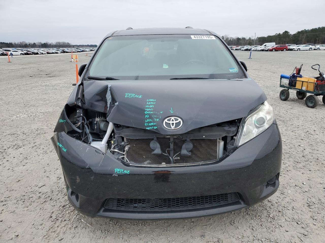 2015 TOYOTA SIENNA LE - Фото 5