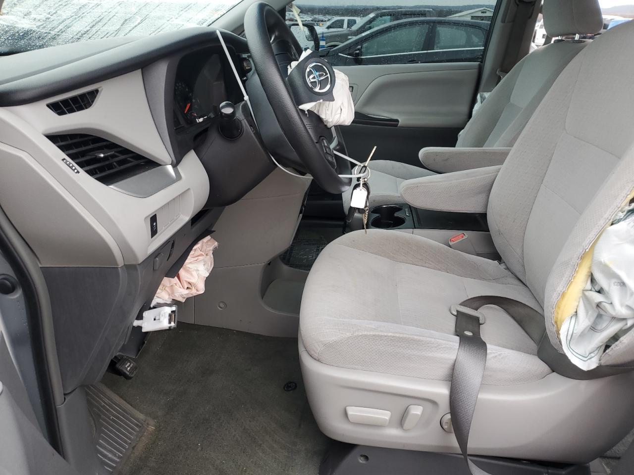 2015 TOYOTA SIENNA LE - Фото 7