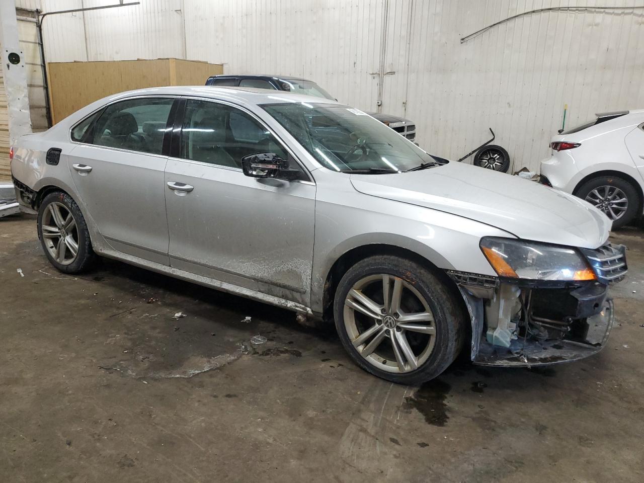 2013 VOLKSWAGEN PASSAT SEL - Image 4